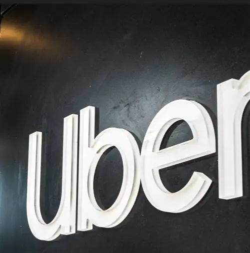 Крупным планом вывеска UBER в штаб-квартире в районе СОМА