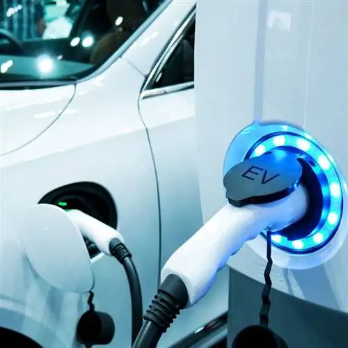 Источник питания подключается к электромобилю для зарядки аккумулятора. Промышленные технологии зарядки транспорта, которые являются футуристическим автомобилем