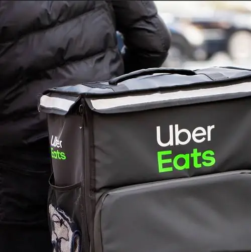 Ест курьер, доставляющий на велосипеде