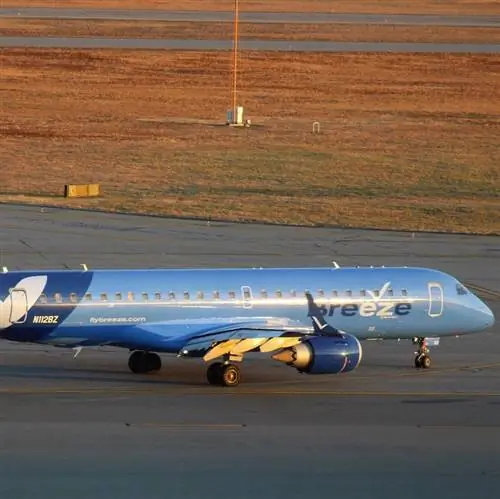 Синий самолет Breeze Airways на земле в аэропорту