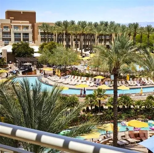 Бассейн и солнечные лучи в отеле JW Marriot