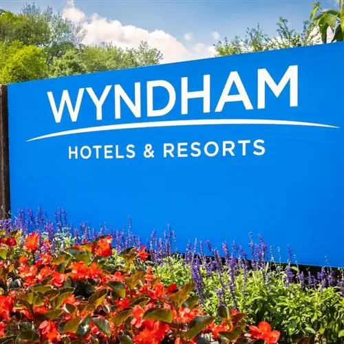 Знак курортного отеля Wyndham