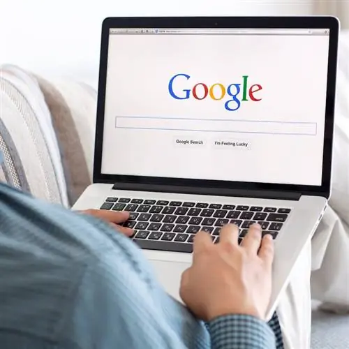 Экран ноутбука с открытой поисковой системой Google