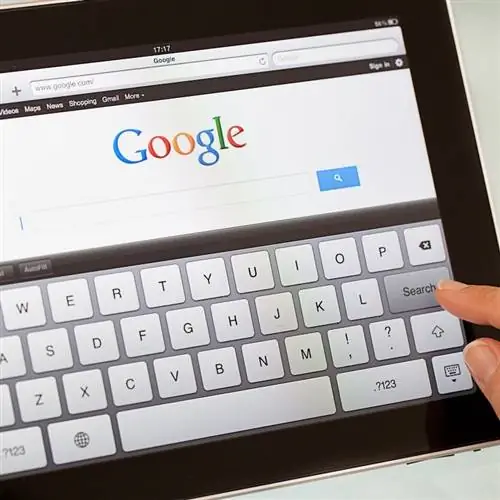 Женщина ищет в Google на iPad