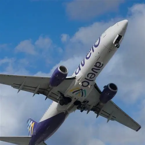 Бербанк, Калифорния, США. Изображение Боинга 737 авиакомпании Avelo Airlines в воздухе.