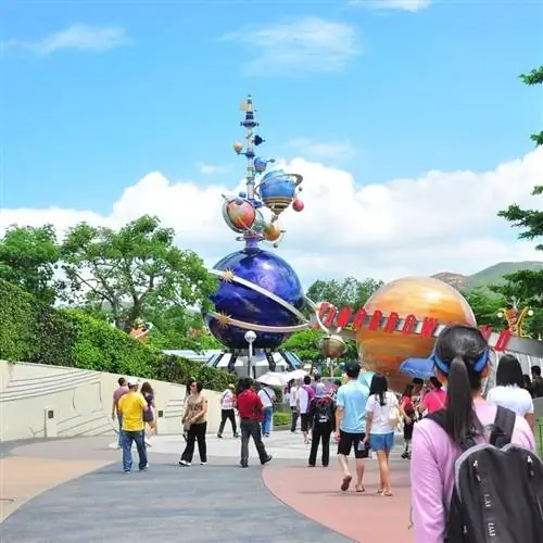 Туристы наслаждаются летним днем в Диснейленде Калифорния, Калифорния, США