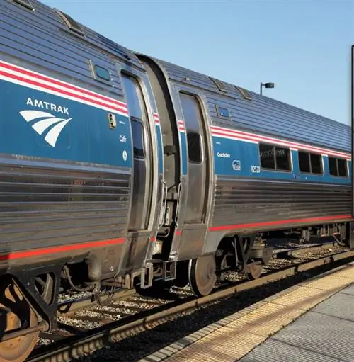 крупный план в поезде Amtrak на рельсах