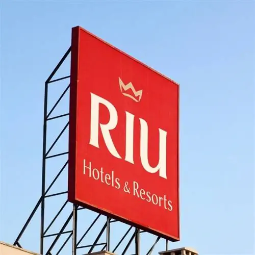 Вывеска Riu Hotels & Resorts