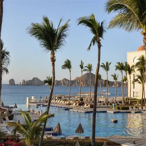 Зона бассейна отеля и курорта Riu Palace в Лос-Кабосе.