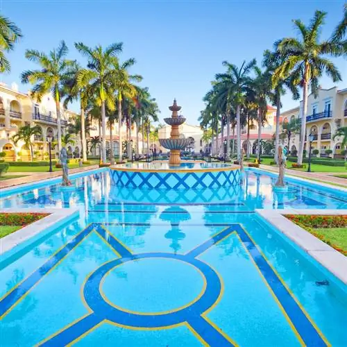Пейзаж роскошного бассейна в отеле RIU Palace