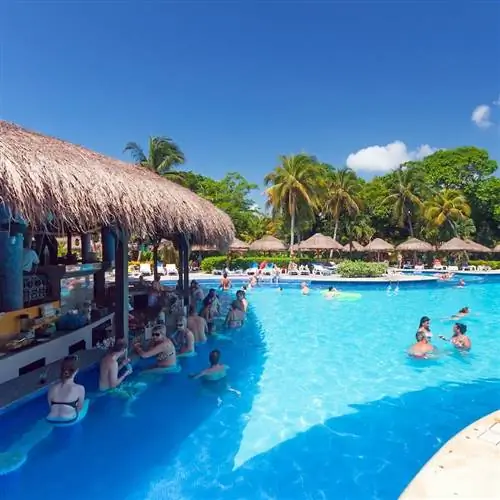 Пейзаж роскошного бассейна в отеле RIU Tequila в Плайя-дель-Кармен