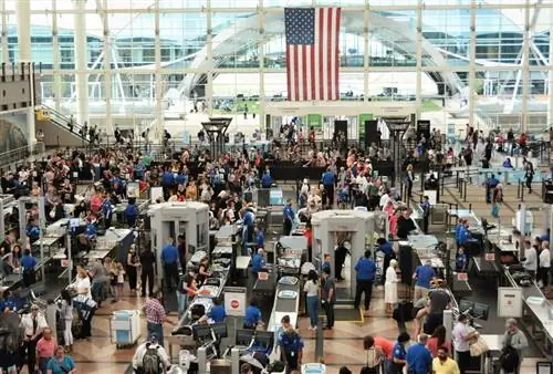 В этих 5 аэропортах США самое продолжительное время ожидания службы безопасности TSA