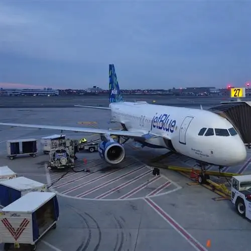 Самолет JetBlue A320 в международном аэропорту имени Джона Кеннеди в Нью-Йорке