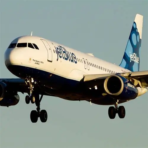 Самолет JetBlue в небе