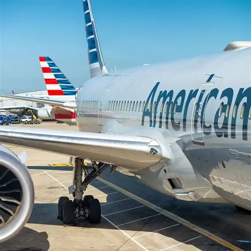 Самолет American Airlines припаркован в аэропорту