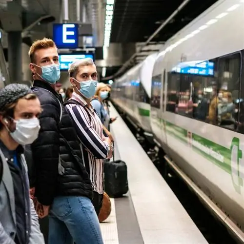 Пассажиры метро в масках во время пандемии Covid в Берлине, Германия