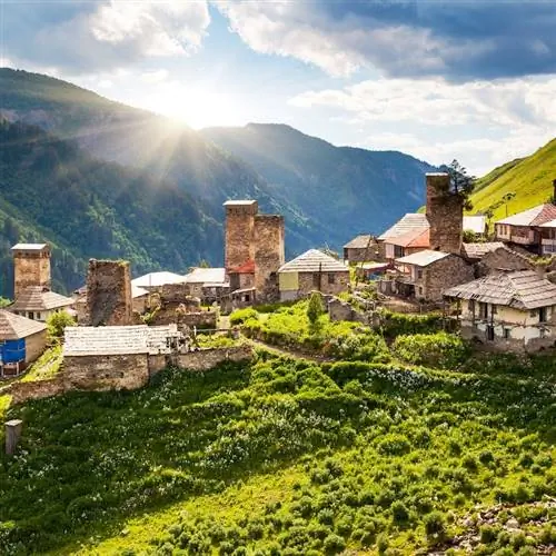 Село Адиши в Верхней Сванетии, Грузия.