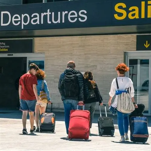 Семья приближается к терминалу вылета в международном аэропорту неустановленной испаноязычной страны Семья приближается к терминалу вылета в международном аэропорту неустановленной испаноязычной страны