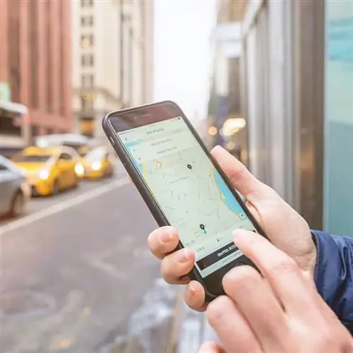 Клиент запрашивает Uber на улицах Нью-Йорка, США Клиент запрашивает Uber на улицах Нью-Йорка, США