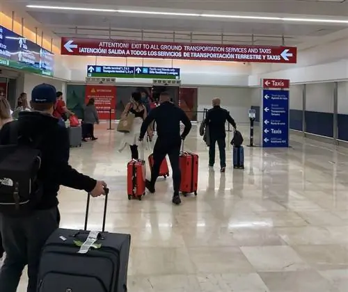 Транспортный знак в аэропорту Канкуна Транспортный знак в аэропорту Канкуна
