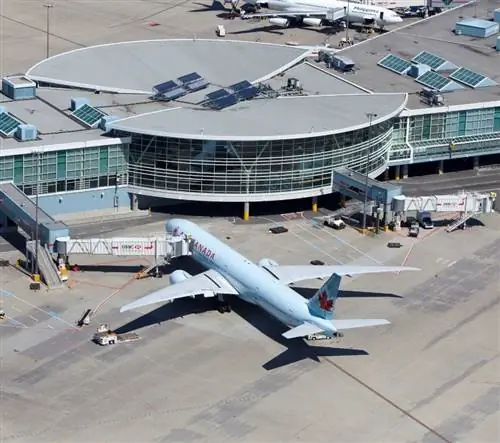 Самолет Air Canada в международном аэропорту Ванкувера Самолет Air Canada в международном аэропорту Ванкувера