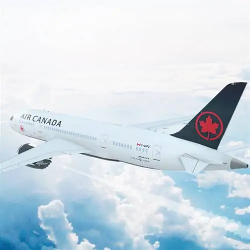 Боинг 787 Dreamliner авиакомпании Air Canada летит высоко над облаками. Боинг 787 Dreamliner авиакомпании Air Canada летит высоко над облаками.