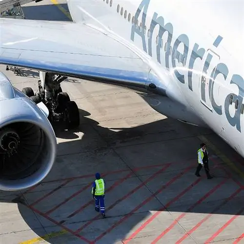 American Airlines припарковались, пока наземный персонал аэропорта выполняет работу American Airlines припарковались, пока наземный персонал аэропорта выполняет работу