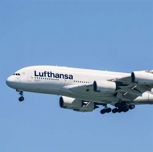 Самолет Lufthansa Airbus A380 готовится к посадке; Deutsche Lufthansa AG, широко известная как Lufthansa, является флагманским авиаперевозчиком и крупнейшей немецкой авиакомпанией. Самолет Lufthansa Airbus A380 готовится к посадке; Deutsche Lufthansa AG, широко известная как Lufthansa, является флагманским авиаперевозчиком и крупнейшей немецкой авиакомпанией.