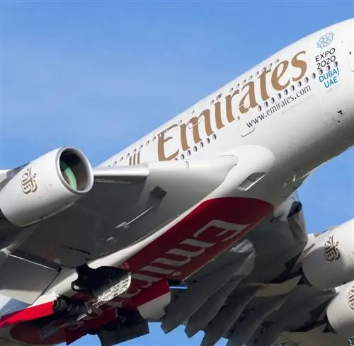 Airbus A380 авиакомпании Emirates вылетает из аэропорта Амстердам-Схипхол Airbus A380 авиакомпании Emirates вылетает из аэропорта Амстердам-Схипхол