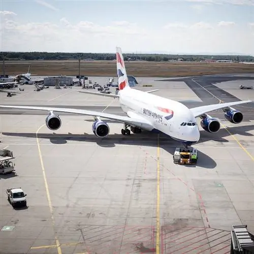 Airbus A380 авиакомпании British Airways рулит в международном аэропорту Франкфурта. British Airways - флагманский авиаперевозчик Великобритании. Airbus A380 - крупнейший в мире пассажирский авиалайнер. Наземный транспорт и персонал на переднем плане. (Аэробус А Airbus A380 авиакомпании British Airways рулит в международном аэропорту Франкфурта. British Airways - флагманский авиаперевозчик Великобритании. Airbus A380 - крупнейший в мире пассажирский авиалайнер. Наземный транспорт и персонал на переднем плане. (Аэробус А