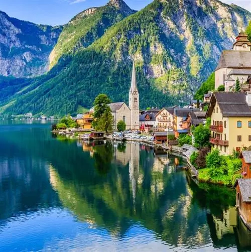Гальштат в горной деревне Австрии на берегу озера