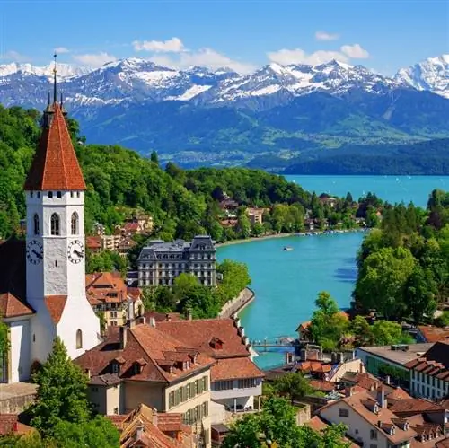 Город Тун на фоне озера Тун