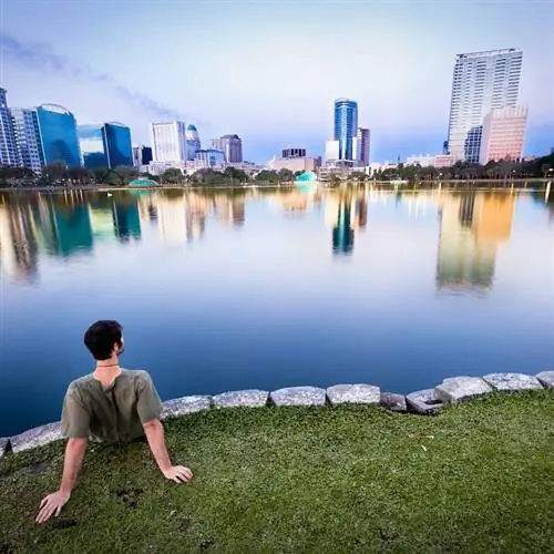 Мужчина наслаждается видом в Орландо, Флорида