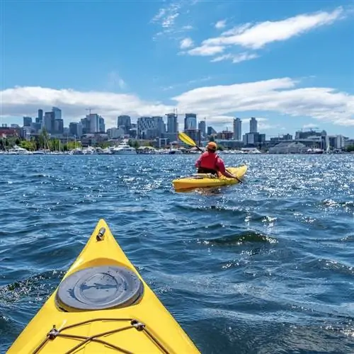 Каякинг на озере Юнион в Сиэтле, штат Вашингтон.