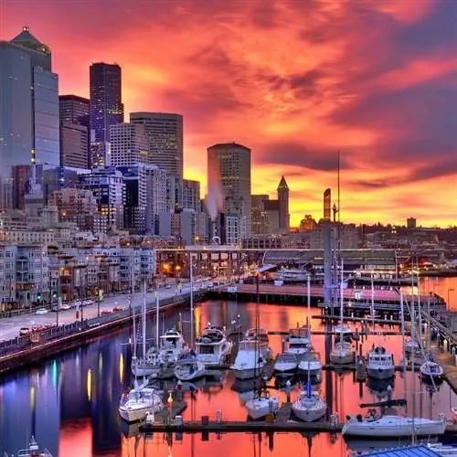 Горизонт Сиэтла в драматических цветах восхода солнца