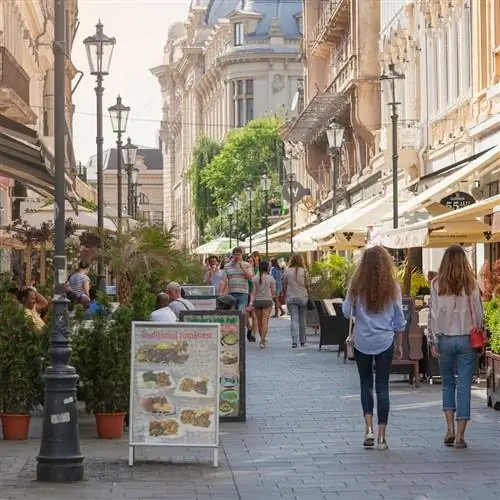 Улица Липскани в старом городе Бухареста, столице Румынии, Восточной Европе
