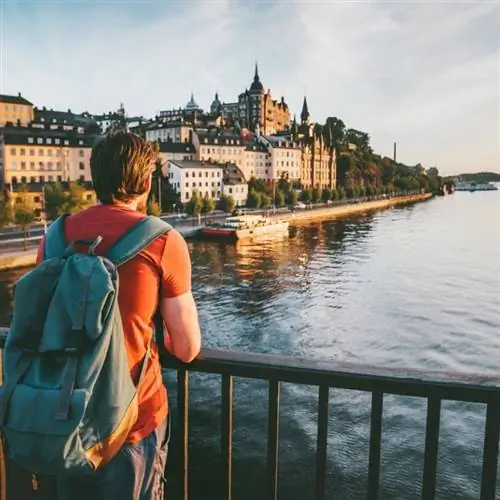 Мужской туристический осмотр достопримечательностей в Стокгольме, Швеция