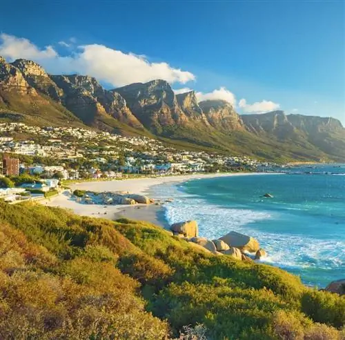 Пляж и гора Двенадцати Апостолов в Кэмпс-Бэй недалеко от Кейптауна в Южной Африке.