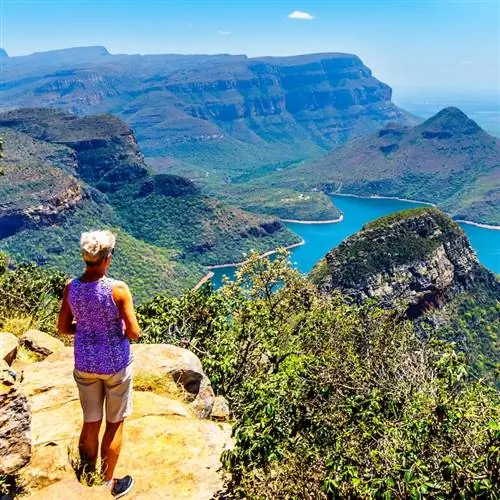 Женщина наслаждается видом на каньон реки Блайд и плотину реки Блайд в Южной Африке.