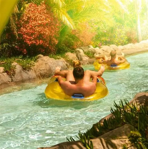 Люди на ленивой реке Май Тай в Сиамском парке в Испании