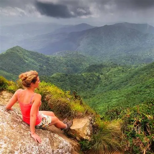 Женщина-путешественница на пике Эль-Юнке, Пуэрто-Рико