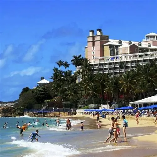 Туристы наслаждаются пляжным днем на острове Сент-Томас, Виргинские острова США