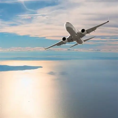 самолет летит над океаном