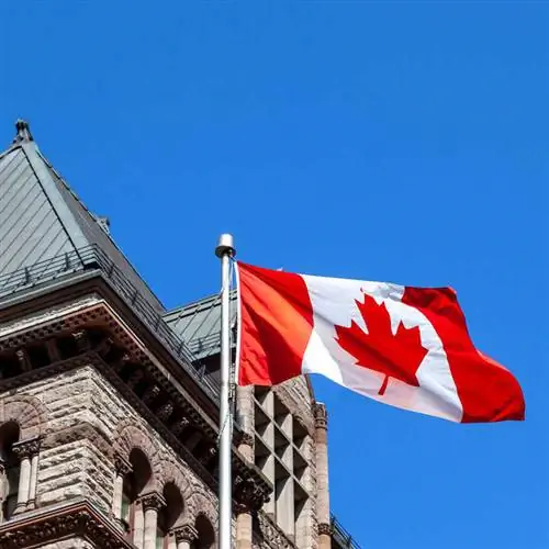 Канадский флаг развевается над зданием исторического наследия, Канада