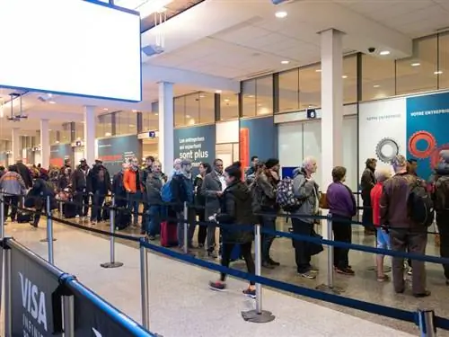 Монреаль, PQ, Канада - 15 ноября 2015 года: Пассажиры авиакомпании ждут своей очереди, чтобы пройти контроль безопасности в аэропорту Пьера Элиота Трюдо