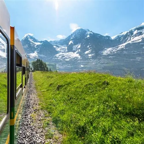 Красивый вид из окна поезда в Швейцарии, Европе