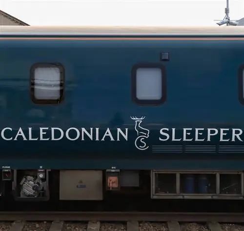 Логотип Caledonian Sleeper на вагоне в Инвернессе, Шотландия