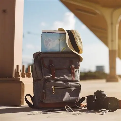 Багаж на платформе вокзала