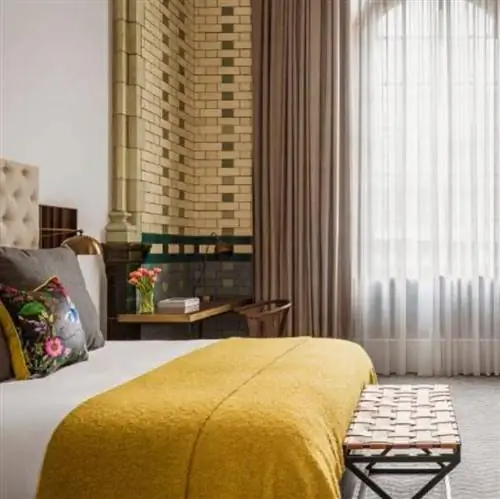 Номер «Kimpton Clocktower» с кроватью размера «king-size» Essential Essential