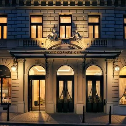 Внешний вид отеля COSMOPOLITAN в Праге ночью